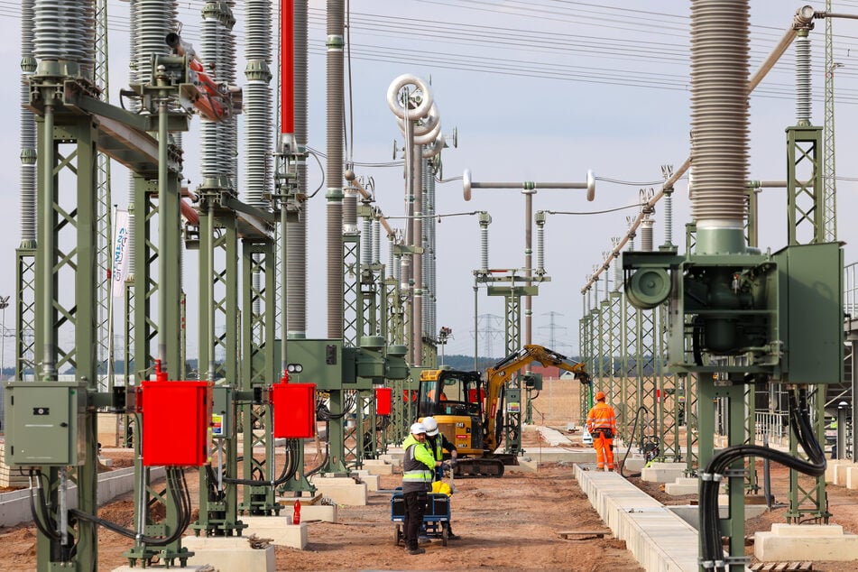 Monteure arbeiten auf der Baustelle für den SuedOstLink im Umspannwerk Wolmirstedt.