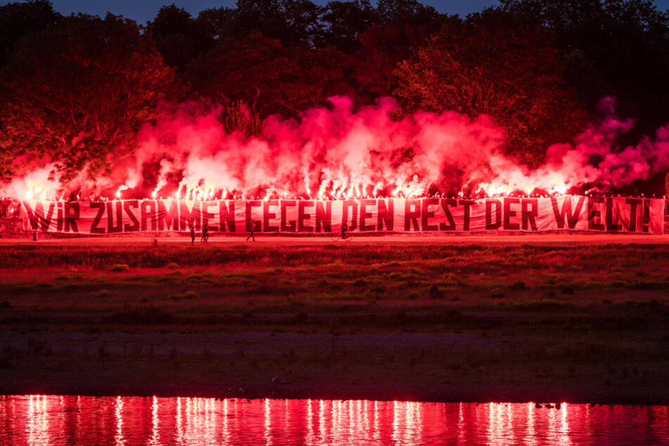Tolle Aktion: Die Dynamo-Ultras brannten am Elbufer dieses Motivationsfeuer ab - von den Profis im Maritim-Hotel gut zu sehen.