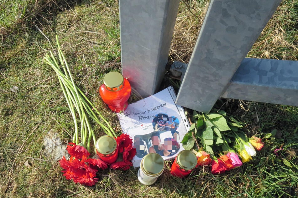 Freunde haben nach dem Unfalldrama an der Schranke Kerzen aufgestellt, Blumen und ein Gedenkschreiben niedergelegt.