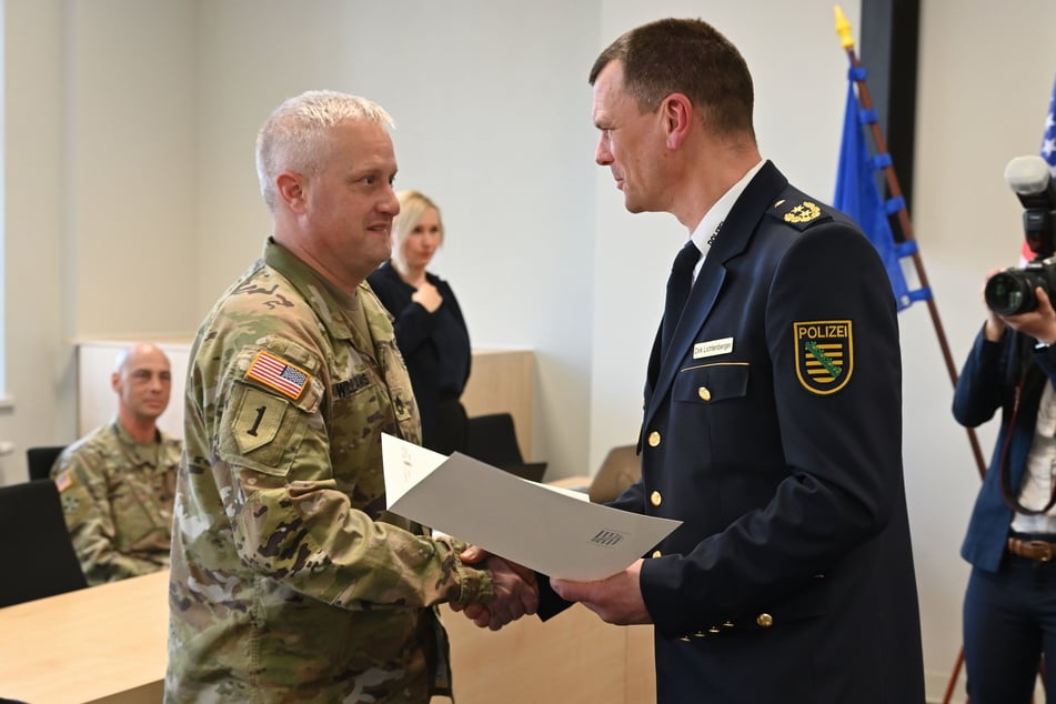 US Staff Sergeant Joseph Williams (l.) received an honor from Zwickau Police Chief Dirk Lichtenberger on Wednesday.