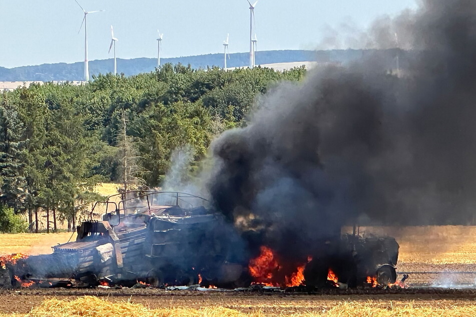 Ein Hektar Feld betroffen: Traktor und Strohpresse von Flammen zerstört