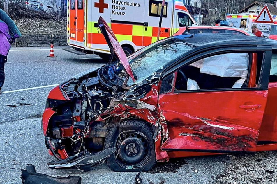 Frontal-Crash auf Bundesstraße: Junge Fahrerin kann nicht mehr ausweichen