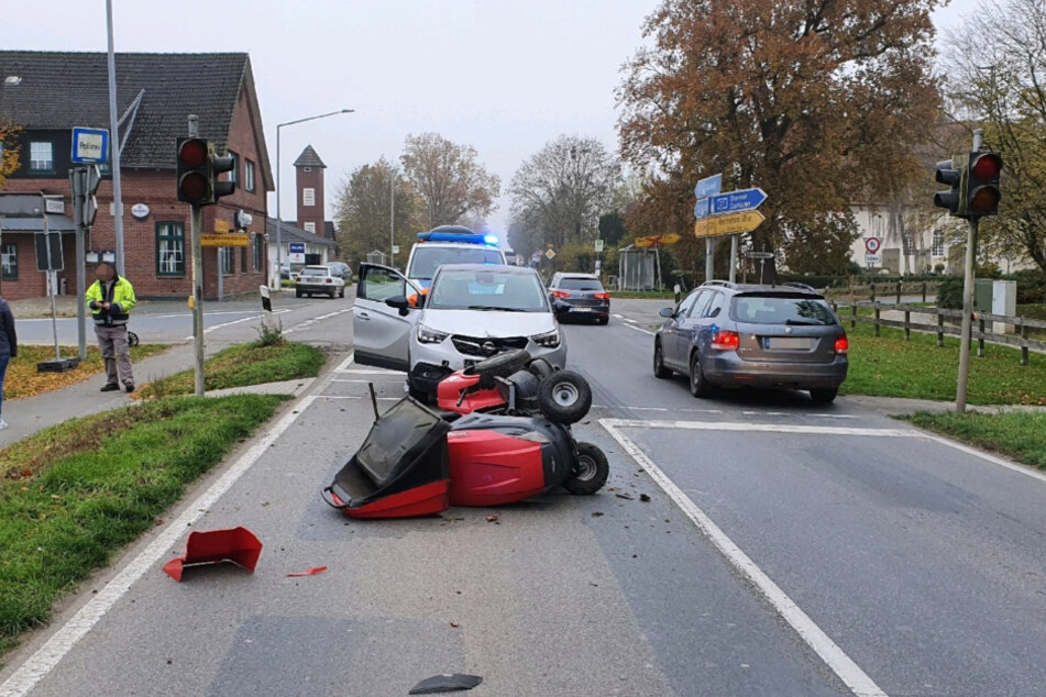 Die Autofahrerin rammte einen Mann auf seinem Aufsitzrasenmäher.
