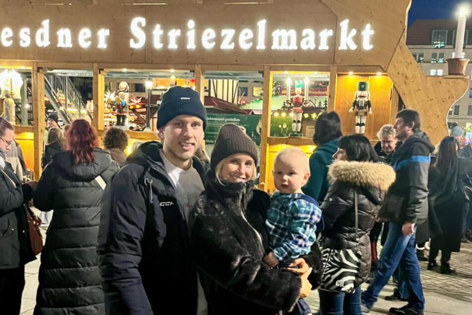 Goldhelm Corey Mackin (30) mit seiner Familie auf dem Dresdner Striezelmarkt.