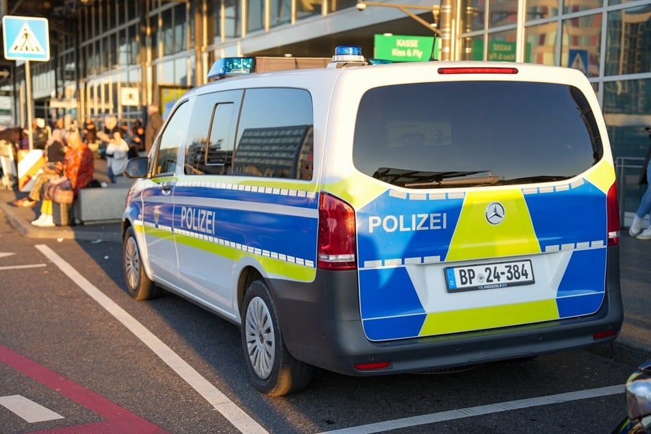 Ein Mannschaftswagen der Bundespolizei parkt vor dem Terminal des Stuttgarter Flughafens.