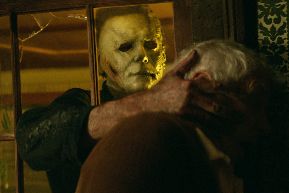 Michael Myers (l.) mordet im ersten Trailer zu "Halloween Kills" gleich mehrfach auf brutale Art und Weise.