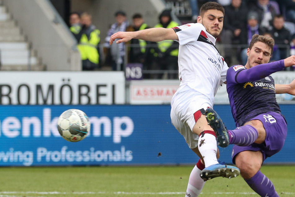 Konstantinos Mavropanos (links) im Kampf um den Ball mit Osnabrücks Kevin Wolze.
