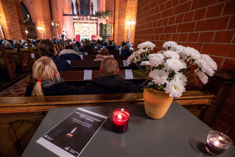 Beim Trauergottesdienst in der Güstrower Marienkirche gedachten Hunderte dem achtjährigen Fabian.