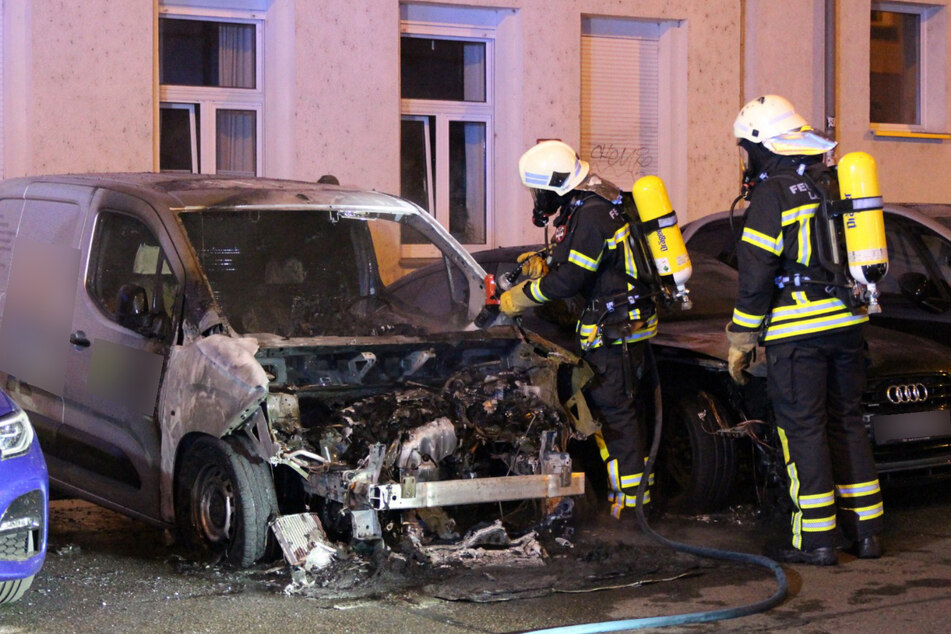 Der Kleintransporter wurde durch die Flammen zerstört.