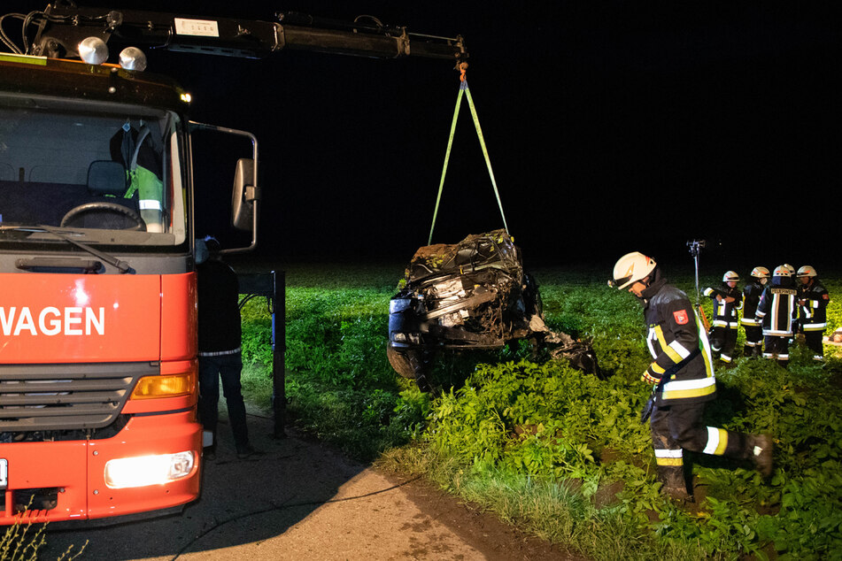 Der 20 Jahre alte Fahrer wurde aus dem Wagen geschleudert und starb noch an der Unfallstelle.