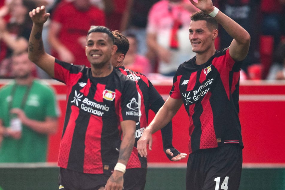 Patrik Schick (r.) hat kurz nach der Pause auf 3:0 für Bayer Leverkusen erhöht.