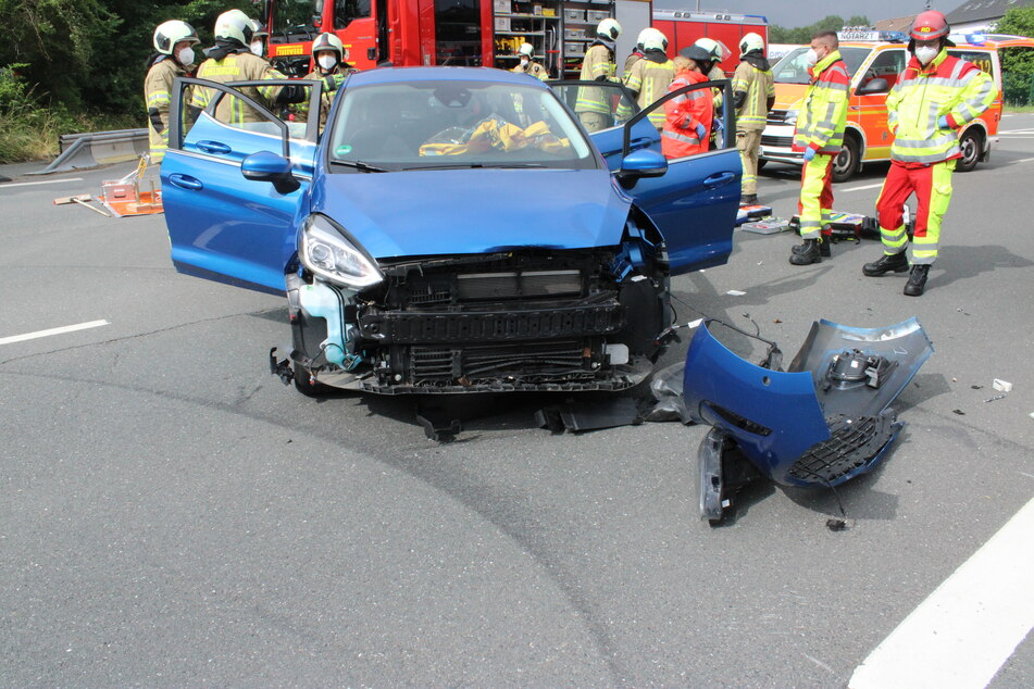 Der blaue Ford der Unfallverursacherin wurde bei dem Unfall stark beschädigt. Insgesamt schätzt die Polizei den Sachschaden auf 24.000 Euro.