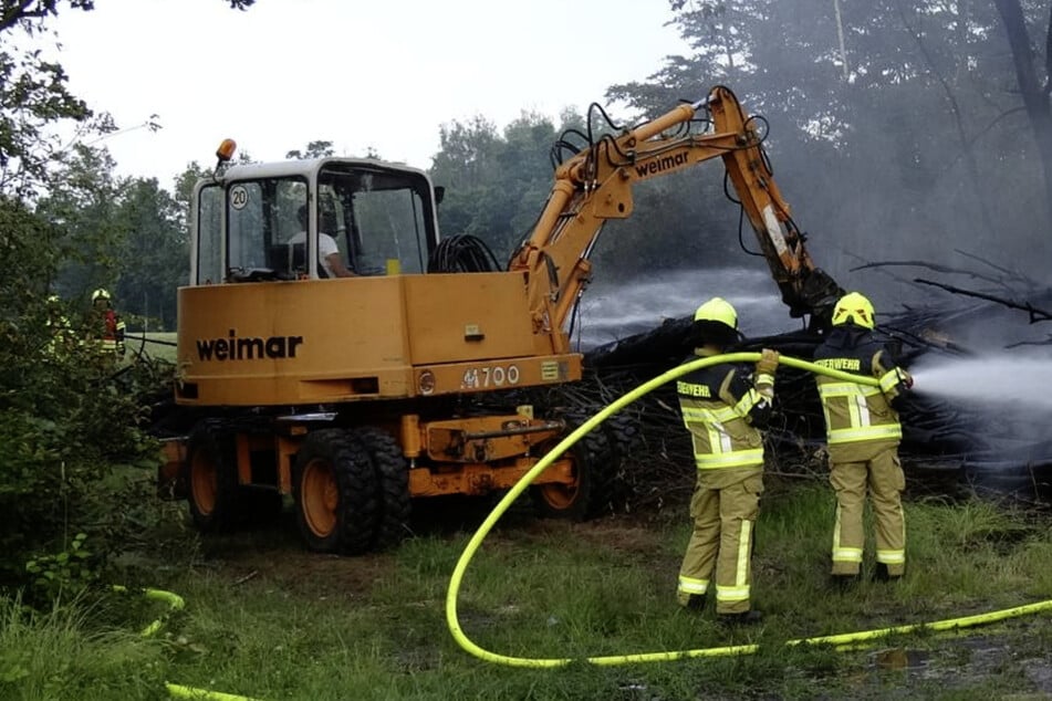 Mehrere Feuerwehren rücken in Wald aus: Holzberg steht in Flammen