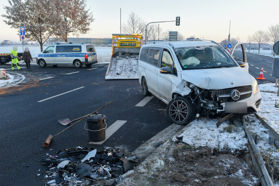 Mercedes kracht gegen Betonklotz: Ein Verletzter bei Kreuzungs-Crash auf der B6