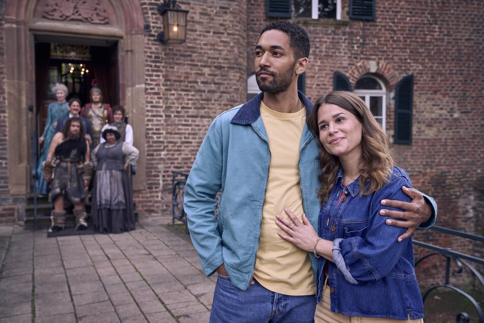 Felix (Benito Bause, 34) und Emma (Cristina do Rego, 39) lernen, sich mit den Geistern zu arrangieren.