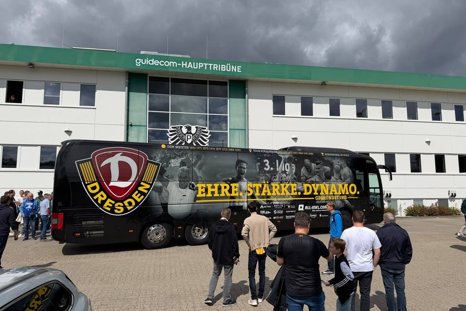 90 Minuten vor dem Anpfiff ist der SGD-Bus eingetroffen.