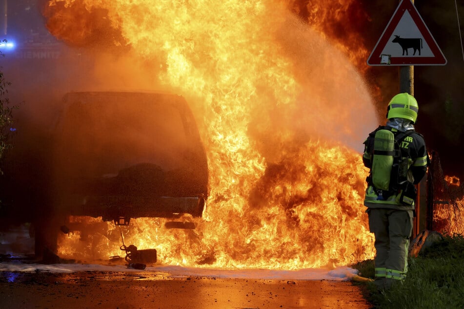Chemnitz: Feuerwehreinsatz in Chemnitz: Auto geht in Flammen auf, Chevrolet war geklaut!