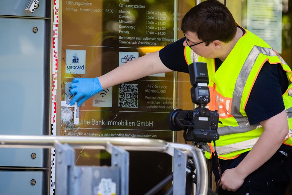 Die Polizei sicherte am Tatort Spuren.
