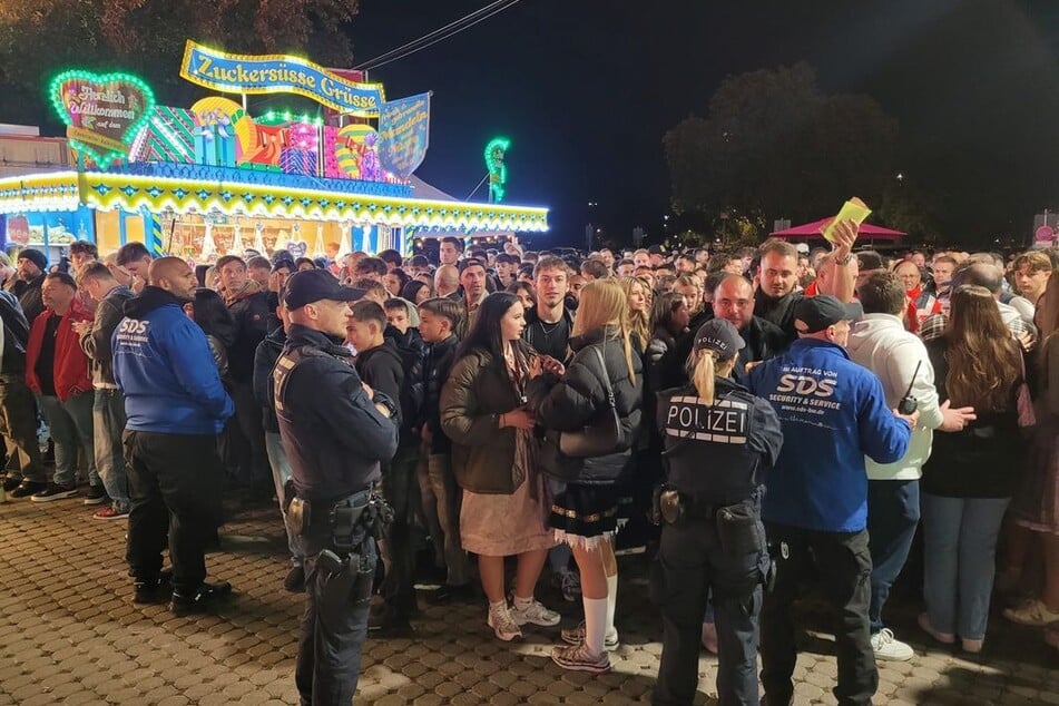 Die Polizei sperrte den Cannstatter Wasen zeitweise ab.