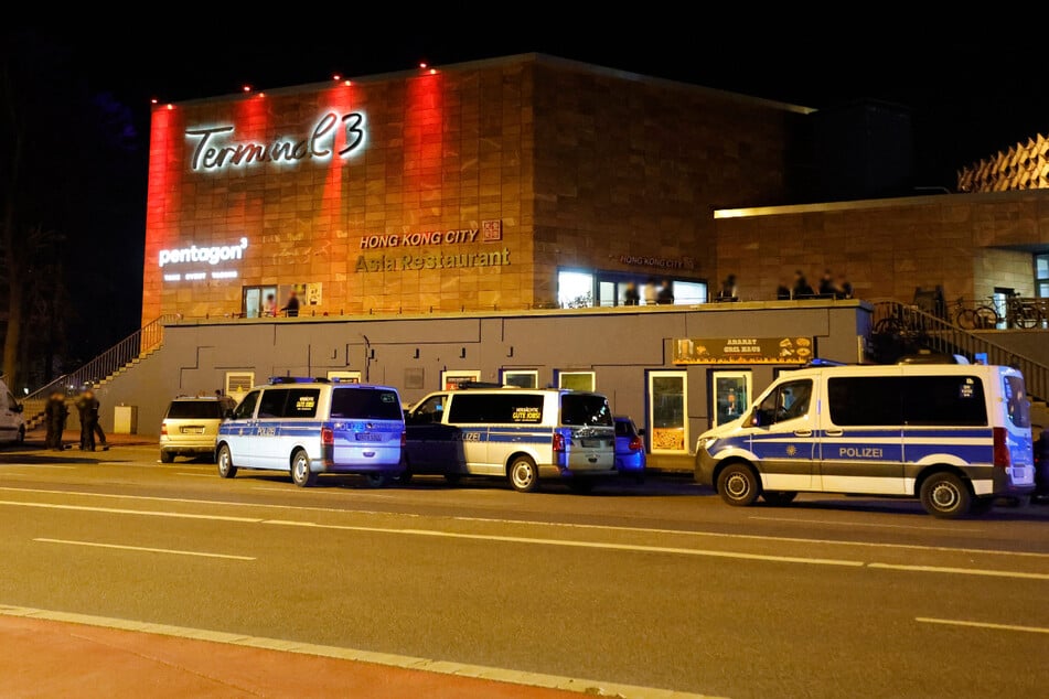 Am späten Samstagabend kam es zum Polizeieinsatz vor dem Terminal 3 in Chemnitz.