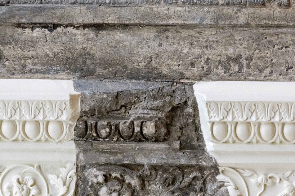 An einigen Stellen des Großen Ballsaales wurden historische Fragmente der Zerstörung belassen und in die Rekonstruktion integriert.