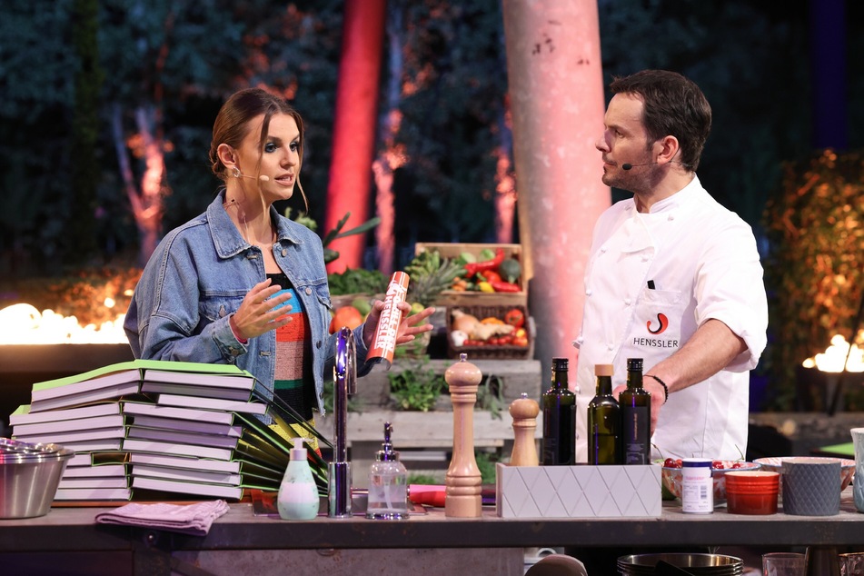 Laura Wontorra (32) fordert Steffen Henssler (48) während der Show zu einer Wette heraus.
