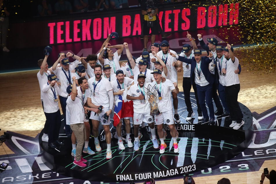 Das Team der Telekom Baskets feierte in Málaga seinen Champions-League-Sieg.