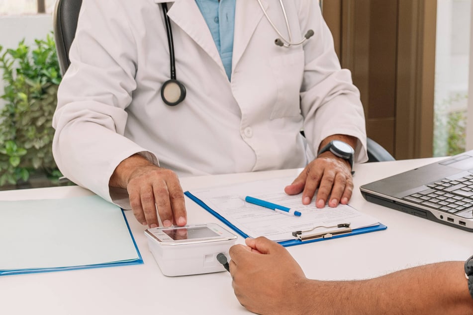 Der Besuch beim Arzt oder die Verschreibung von Medikamenten kostet. Im Jahr 2022 beliefen sich die Gesundheitskosten in Sachsen auf 23,4 Mrd. Euro. (Symbolbild)