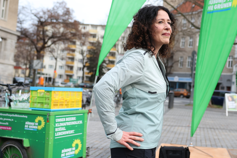 Bettina Jarasch (54, Grüne) wird am Montagnachmittag in Spandau beim Plakatieren sein.