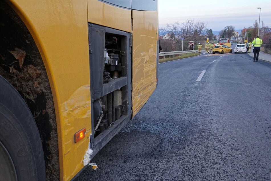 Nicht nur die zwei Autos wurden demoliert, auch am Bus sind Schäden entstanden.