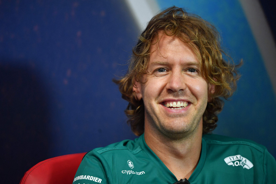 Das Lächeln für eine erfolgreiche Zukunft? Sebastian Vettel (35) steht vor einer Verlängerung bei Aston Martin!