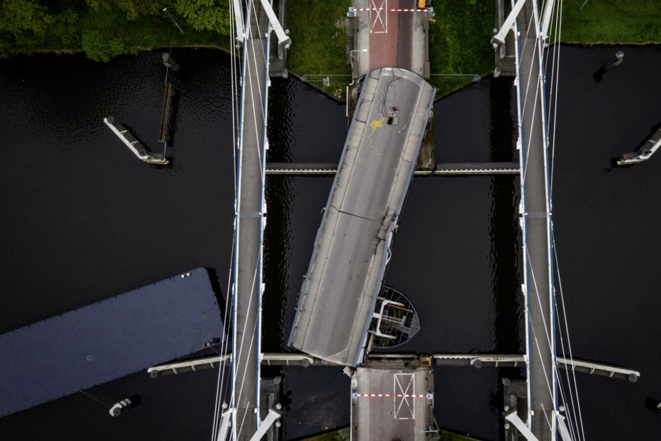 Die Brücke "Gerrit Krolbrug" ist nach einer Kollision stark beschädigt. Ein unter deutscher Flagge fahrendes Tankschiff hat sie in der Nacht zum Samstag gerammt und stark beschädigt.