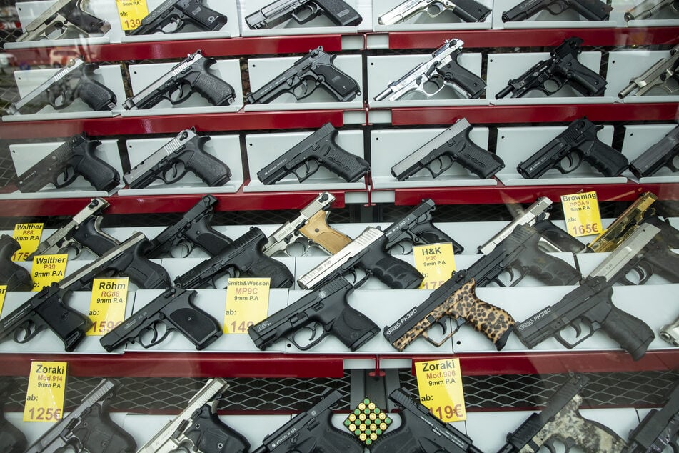 Immer mehr Menschen haben einen Kleinen Waffenschein, der es ihnen erlaubt, Schreckschuss-, Reizstoff- und Signalwaffen in der Öffentlichkeit zu tragen.