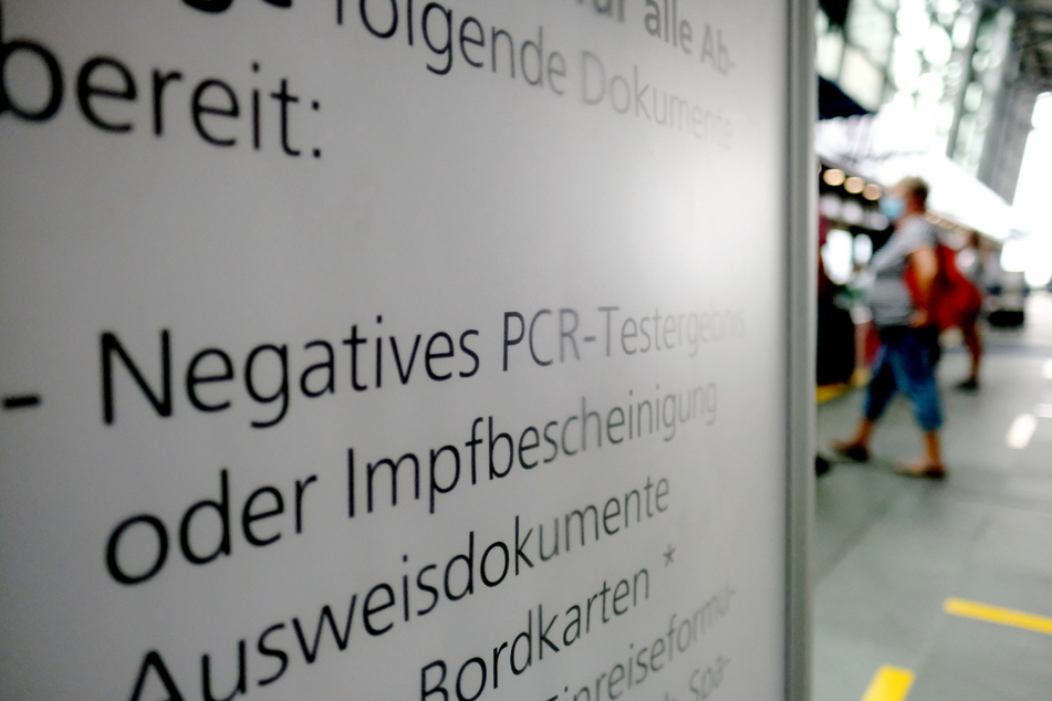 Am Leipziger Flughagen weist ein Schild auf die Erbringung des Nachweises: "Geimpft, Genesen, Getestet" hin.