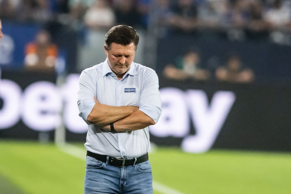Unendlicher Frust nach der Niederlage auf Schalke. FCM-Trainer Christian Titz (52) schlich nach dem Spielende mit gesenktem Kopf in die Kabine.