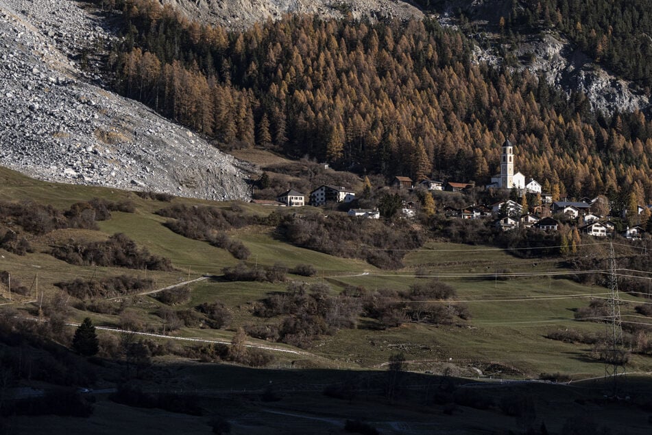 Una avalancha de escombros amenaza con arrasar un pueblo: evacuados todos los residentes