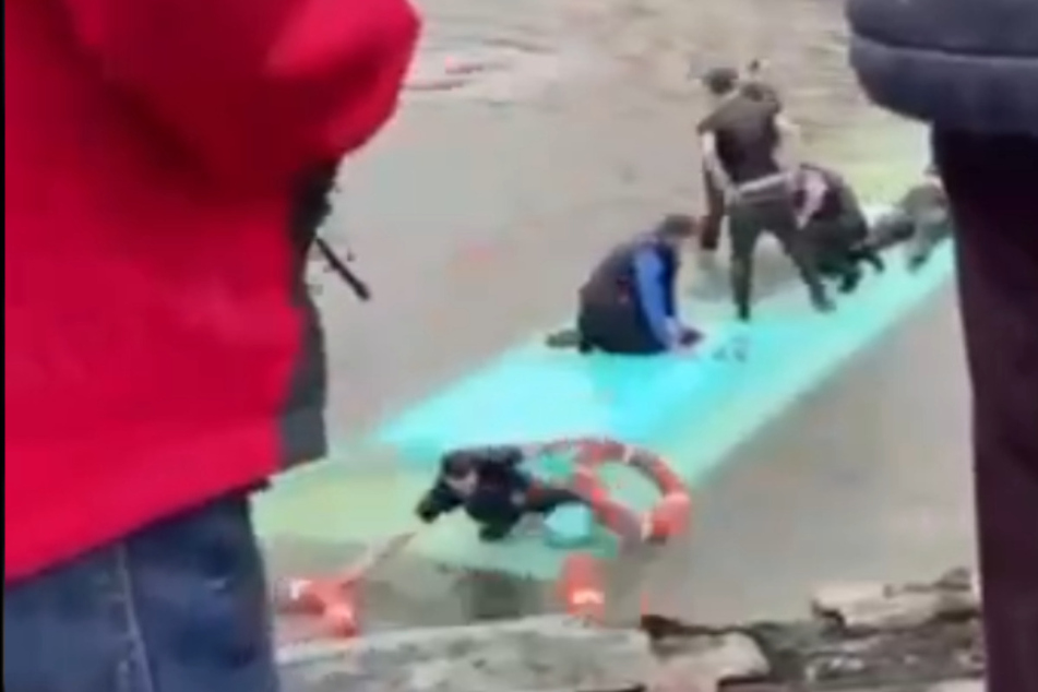 Mehrere Männer sprangen ins bitterkalte Wasser und versuchten verzweifelt die Eingeschlossenen zu retten.