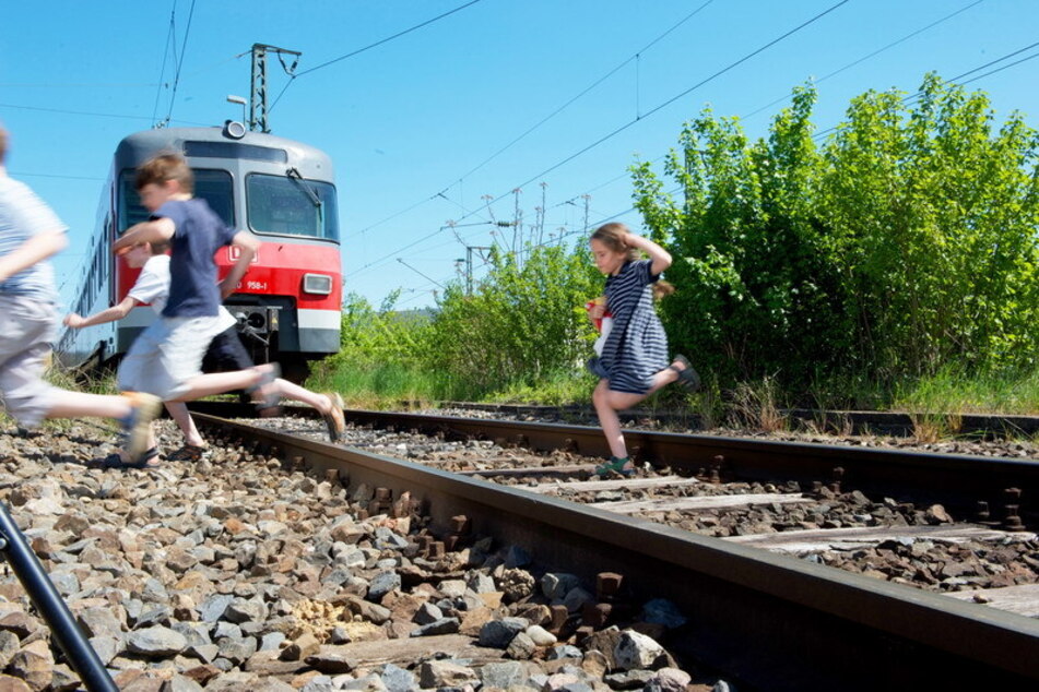 Zwei Kinder hatten mit den Kieselsteinen zwischen den Gleisen gespielt. (Symbolbild)
