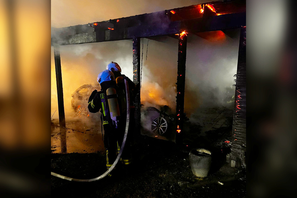 Die Einsatzkräfte der Feuerwehren konnten verhindern, dass die Flammen auf ein Wohnhaus übergriffen, jedoch nicht, dass das Auto zerstört wurde.