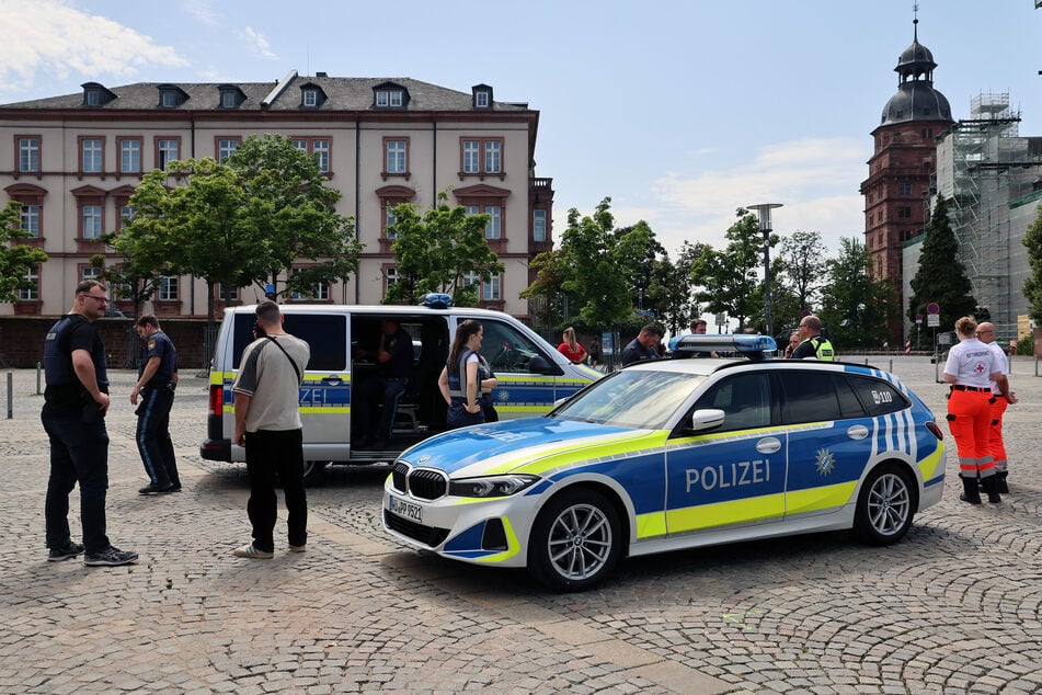 Das Schulgebäude wurde vorsichtshalber von der Polizei geräumt.