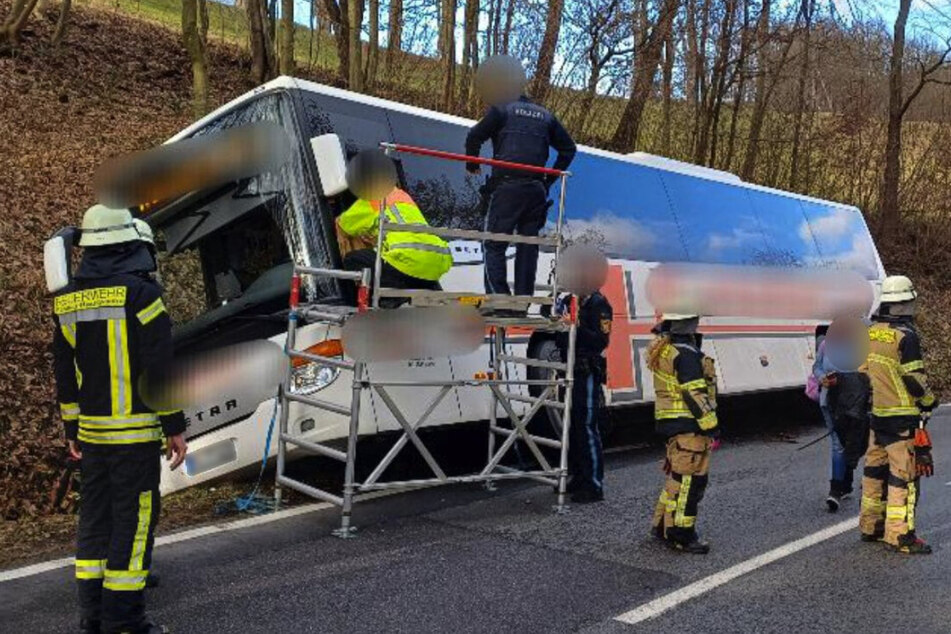 Die Feuerwehr half den Insassen über ein Fenster nach draußen.