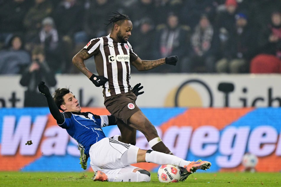 Ricky-Jade Jones (23, r.) wurde im Laufduell mit HSV-Kapitän Nicolás Capaldo (27) mit 36,1 km/h geblitzt - Saison-Rekord in der Bundesliga.