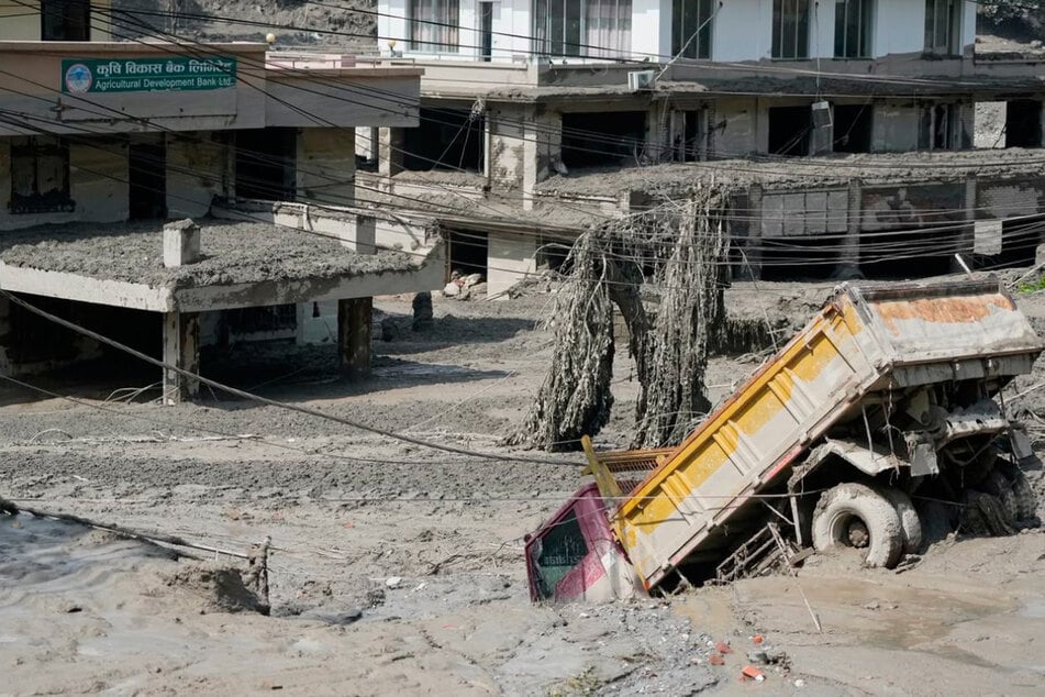 Beschädigte Häuser und Fahrzeuge im nepalesischen Distrikt Nuwakot.