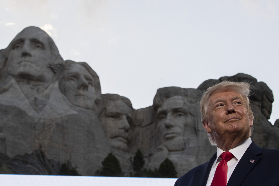 Donald Trump(74) lächelt am Denkmal Mount Rushmore. (Archivbild)
