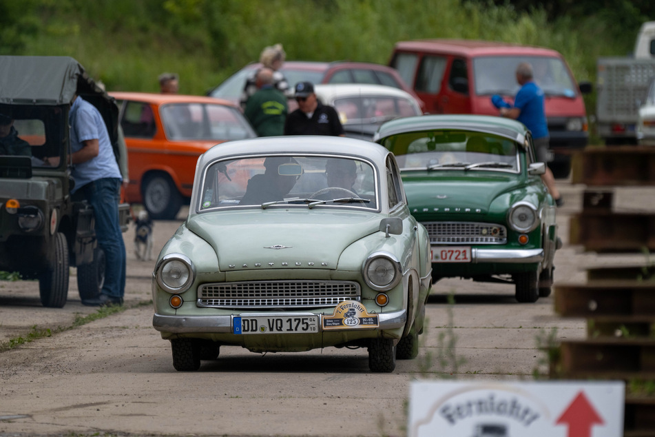 Von Zittau im Erzgebirge bis nach Binz auf der Insel Rügen fuhren die Oldtimer die B96 entlang.