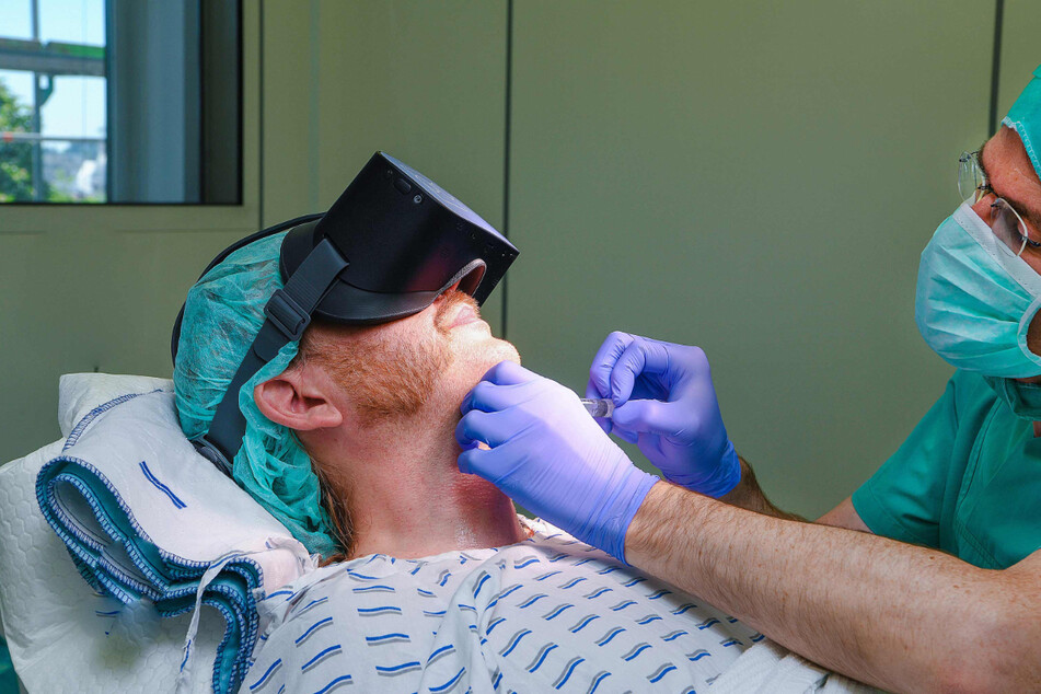Ulm: Ein Patient trägt bei einem Eingriff eine Virtual-Reality Brille.