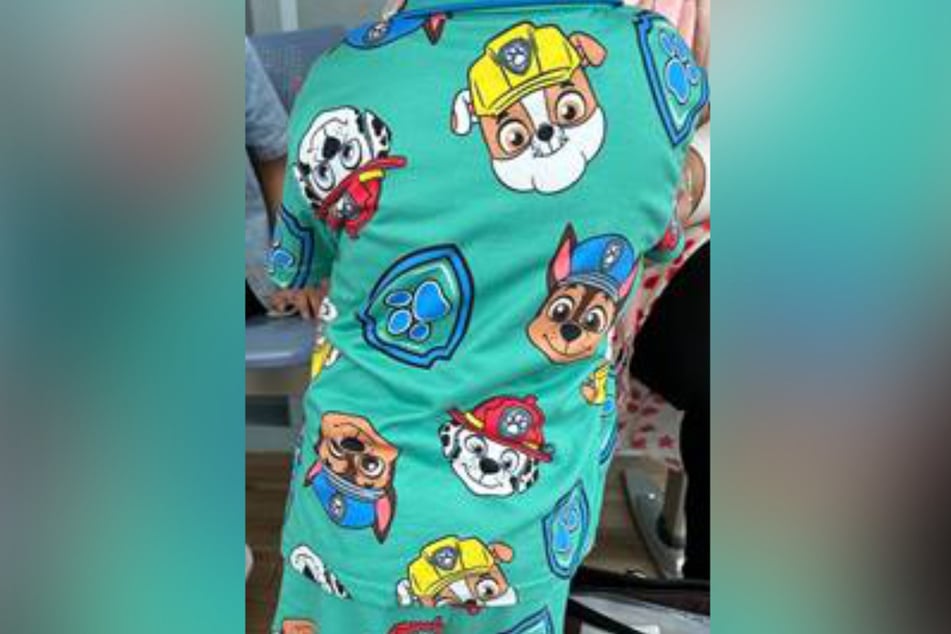 Der Junge trägt diese auffällige Bekleidung in "Paw Patrol"-Optik.