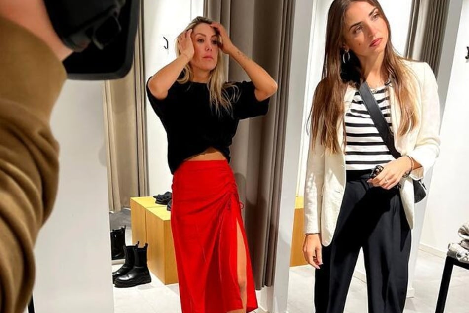 Der rote Rock aus Laden Nummer zwei kann "Shopping Queen"-Kandiatin Jenny (l.) und Ekaterina Leonova (beide 35) nicht überzeugen.