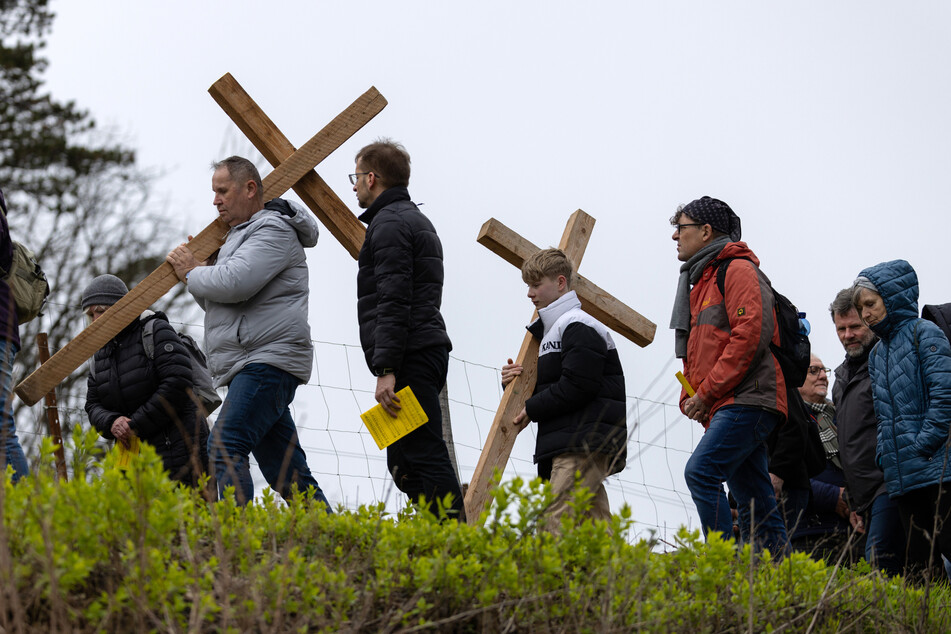 Einige Teilnehmer trugen große, schwere oder kleinere Holzkreuze.