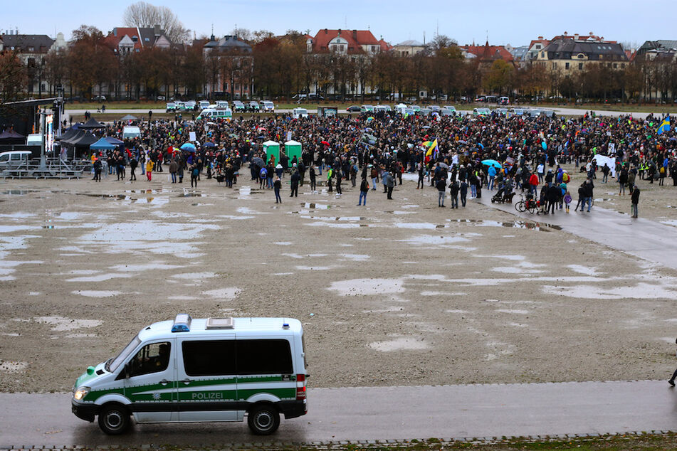 Menschen stehen bei einer Demonstration gegen die Corona-Maßnahmen auf der Theresienwiese.